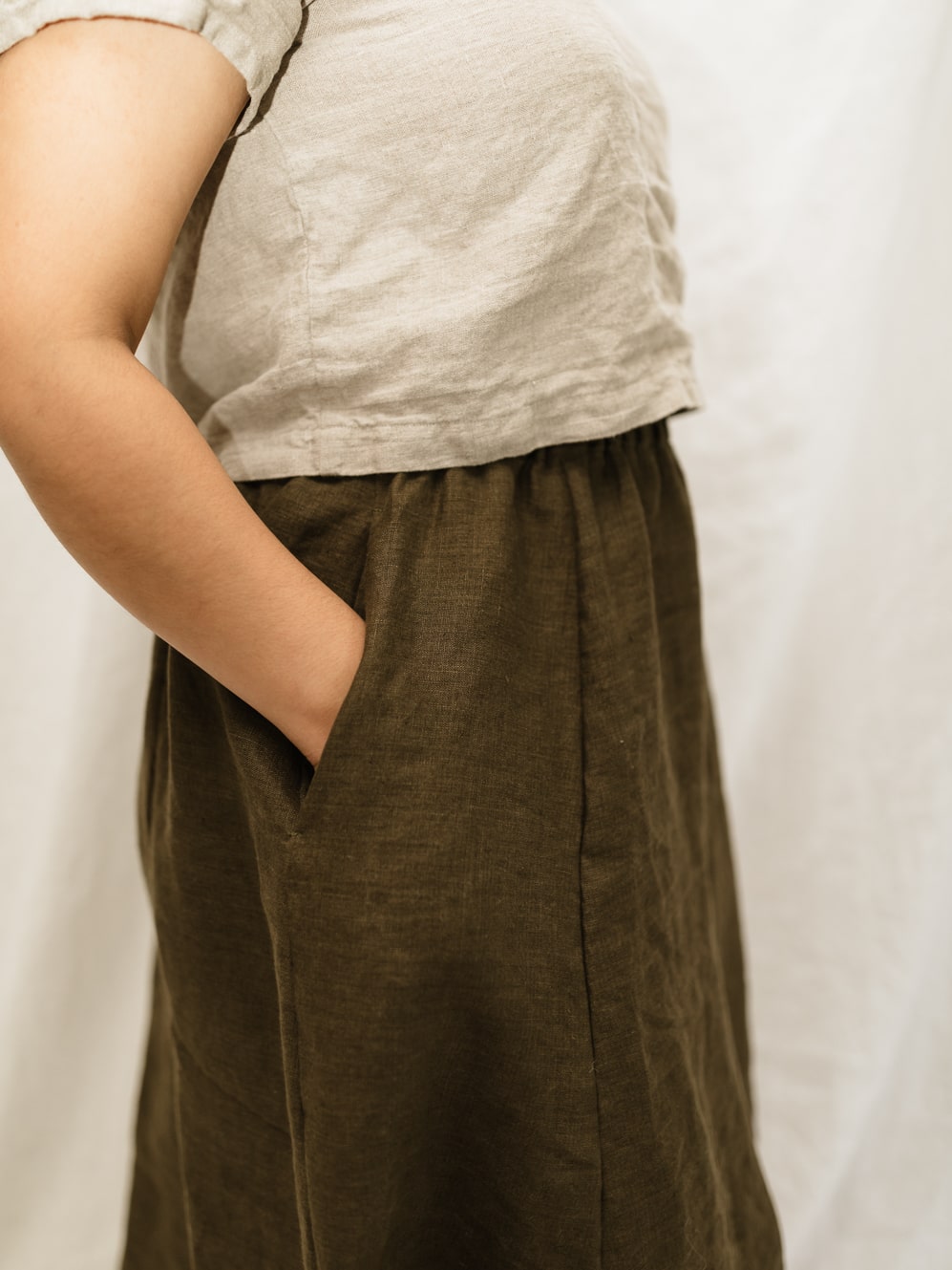 Handmade linen skirt with pockets. Made with high quality linen, perfect for the sustainable wardrobe. The fully elasticized waistband is very comfortable for every day wear.