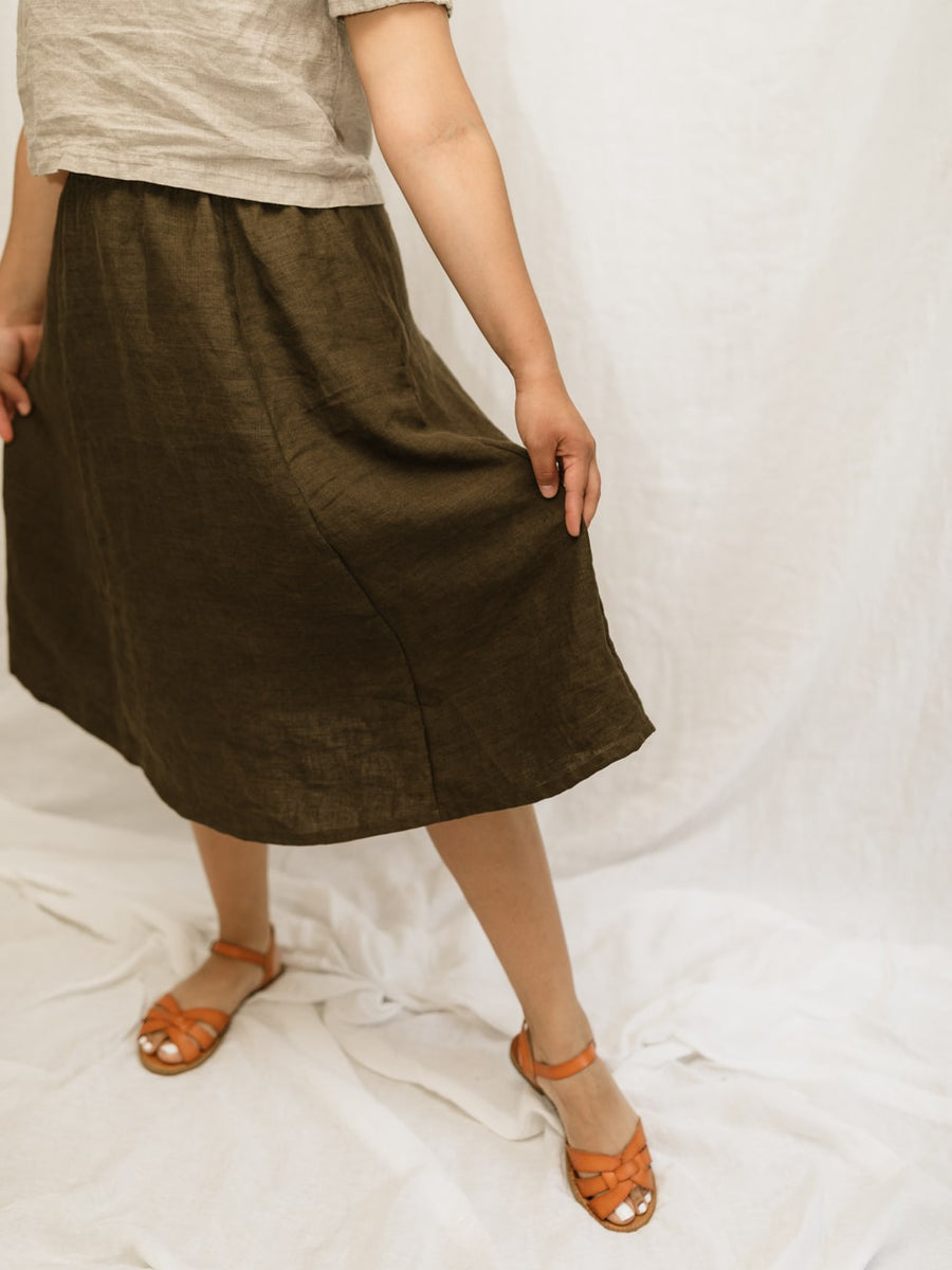 Handmade linen skirt with pockets. Made with high quality linen, perfect for the sustainable wardrobe. The fully elasticized waistband is very comfortable for every day wear.