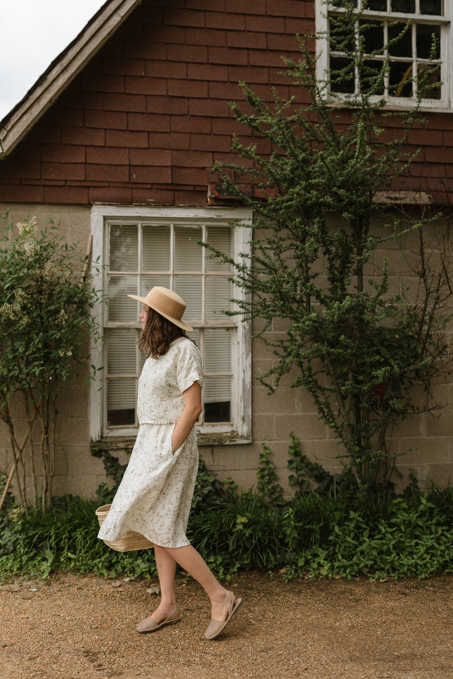 Handmade linen skirt with pockets. Made with high quality linen, perfect for the sustainable wardrobe. The fully elasticized waistband is very comfortable for every day wear.