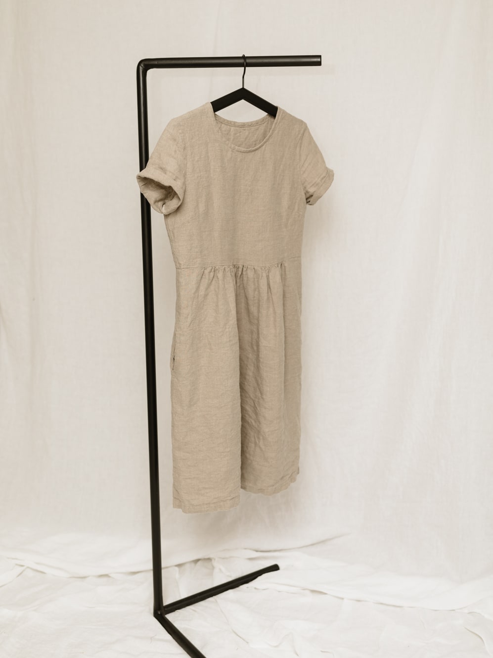 The Aaro smock is a handmade linen dress featuring a more structured bodice, including a set in sleeve and side bust darts, with an easy flowing skirt. The gathered waist skirt includes hidden side seam pockets. 