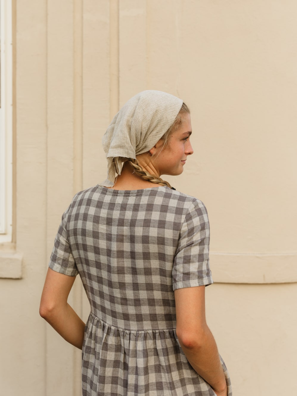 The Aaro smock is a handmade linen dress featuring a more structured bodice, including a set in sleeve and side bust darts, with an easy flowing skirt. The gathered waist skirt includes hidden side seam pockets.